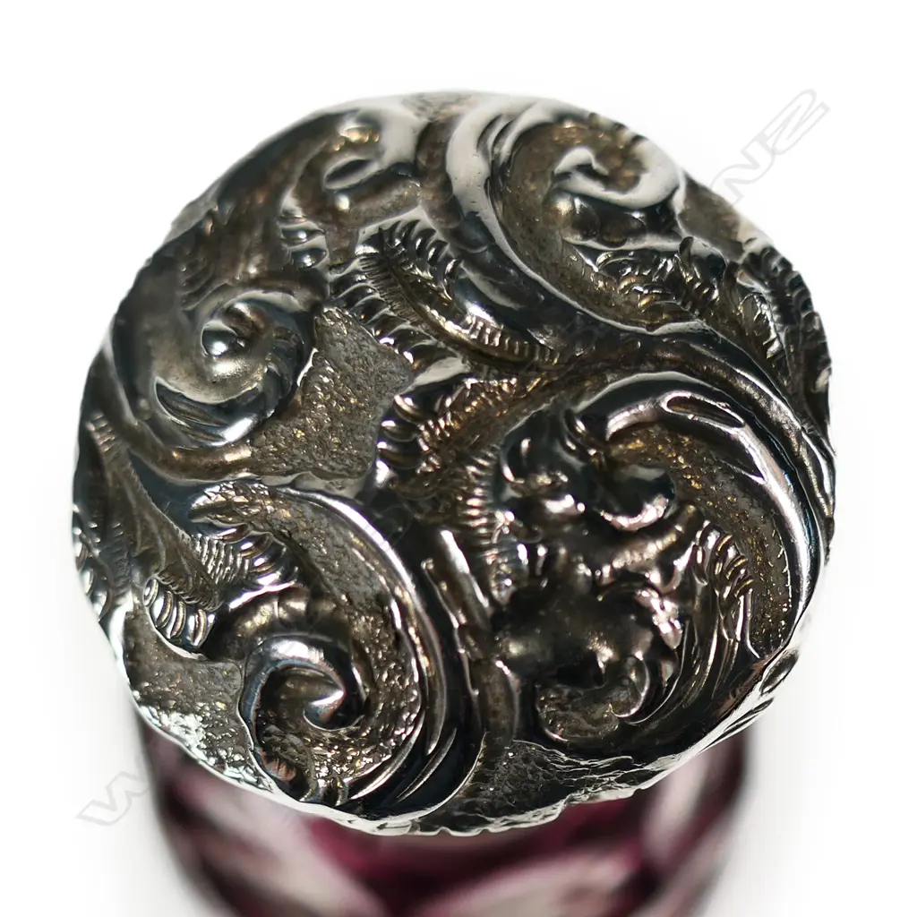 An Edwardian silver topped mauve flashed cut glass scent bottle, Image 1++