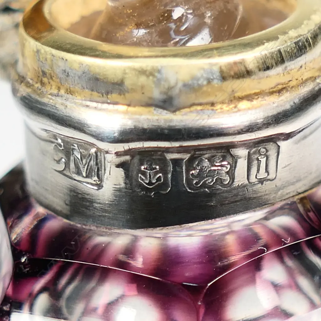 An Edwardian silver topped mauve flashed cut glass scent bottle, Image 1++