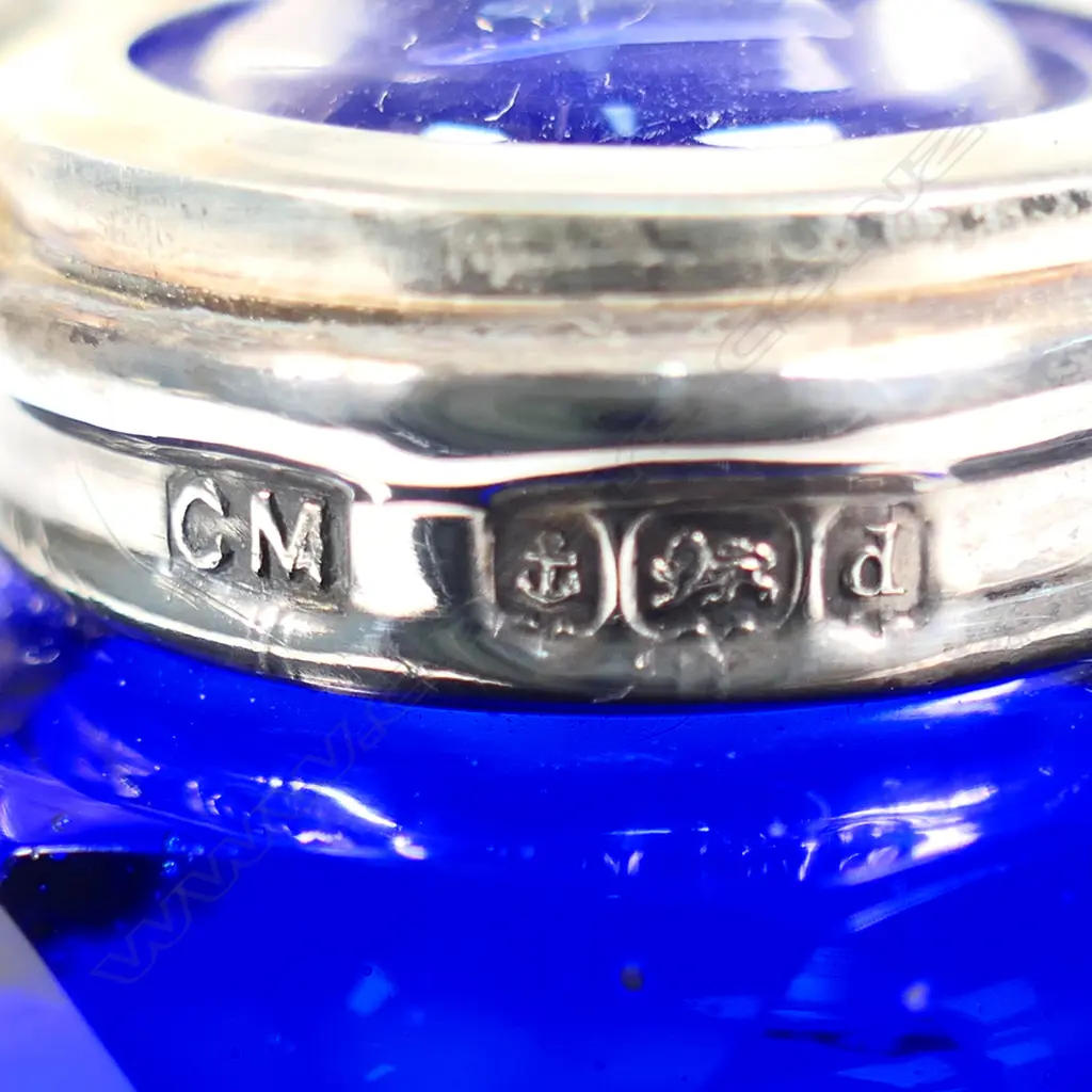 An Edwardian silver topped Bristol blue glass scent bottle, Image 1++