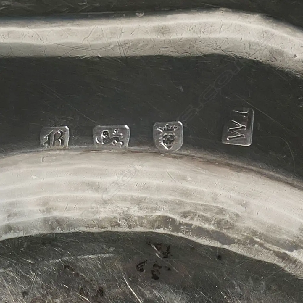 A pair of George II silver plates, Image 1++