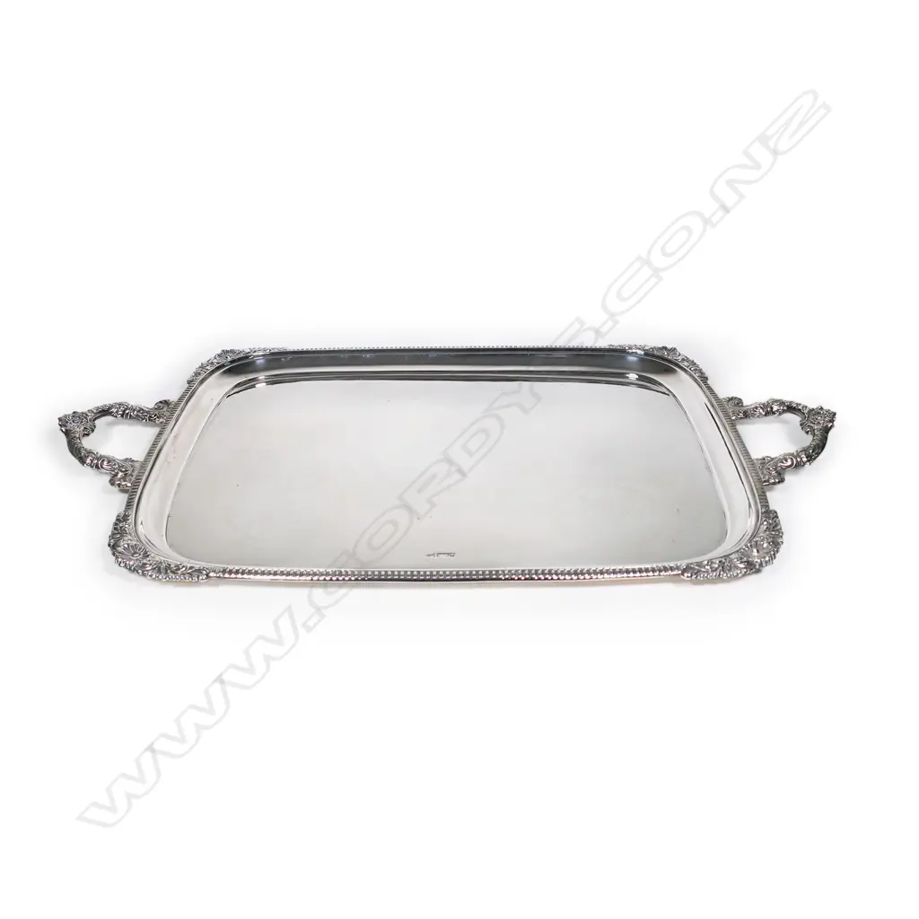 An impressive Edwardian heavy silver banquet tray, Image 1++
