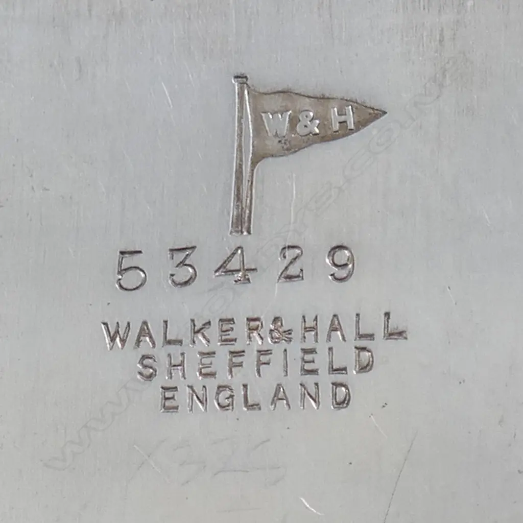 An impressive Edwardian heavy silver banquet tray, Image 1++