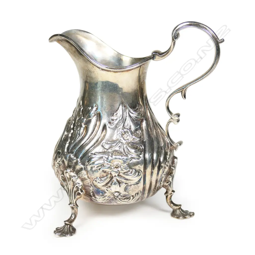 A Victorian silver cream jug, Image 1++