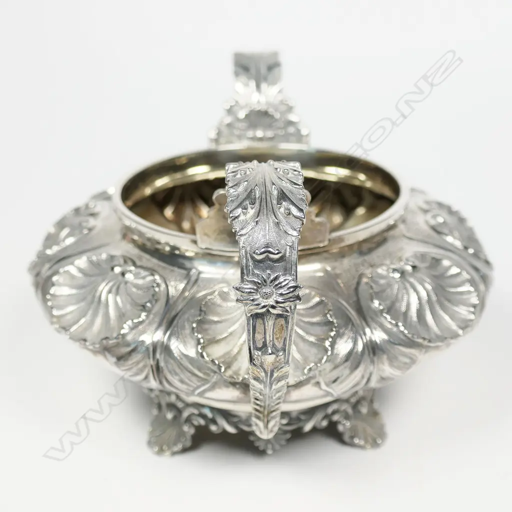 A George IV silver fancy shell embossed sugar bowl, Image 1++