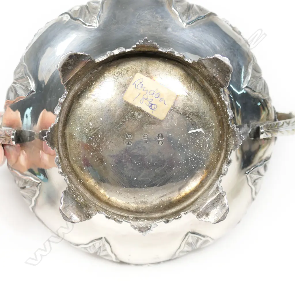 A George IV silver fancy shell embossed sugar bowl, Image 1++
