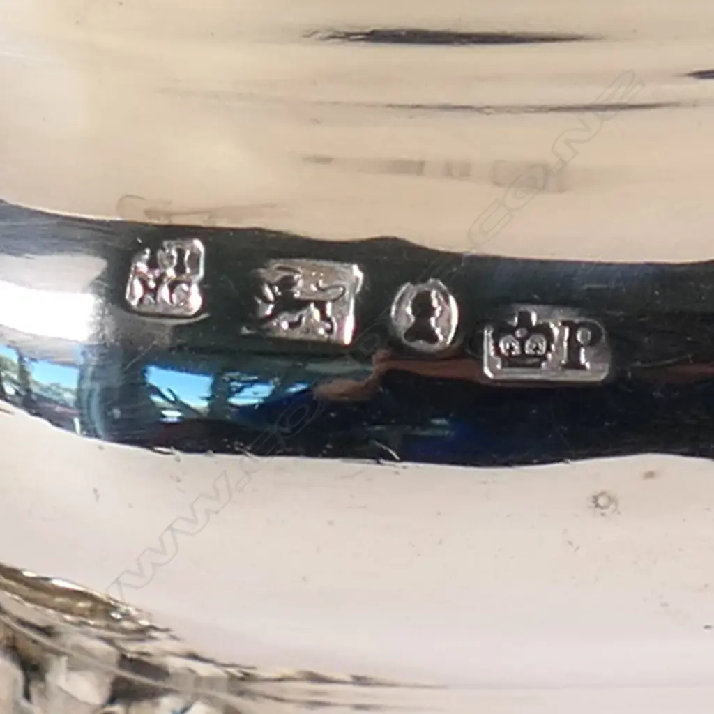 A William IV silver small lidded tureen, Image 1++