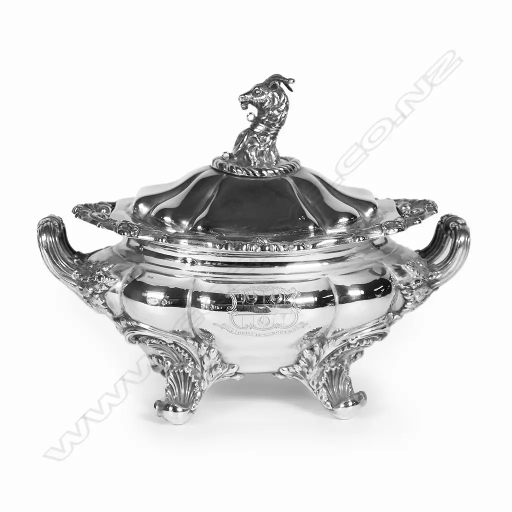 A William IV silver small lidded tureen, Image 1++