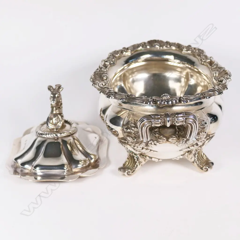 A William IV silver small lidded tureen, Image 1++
