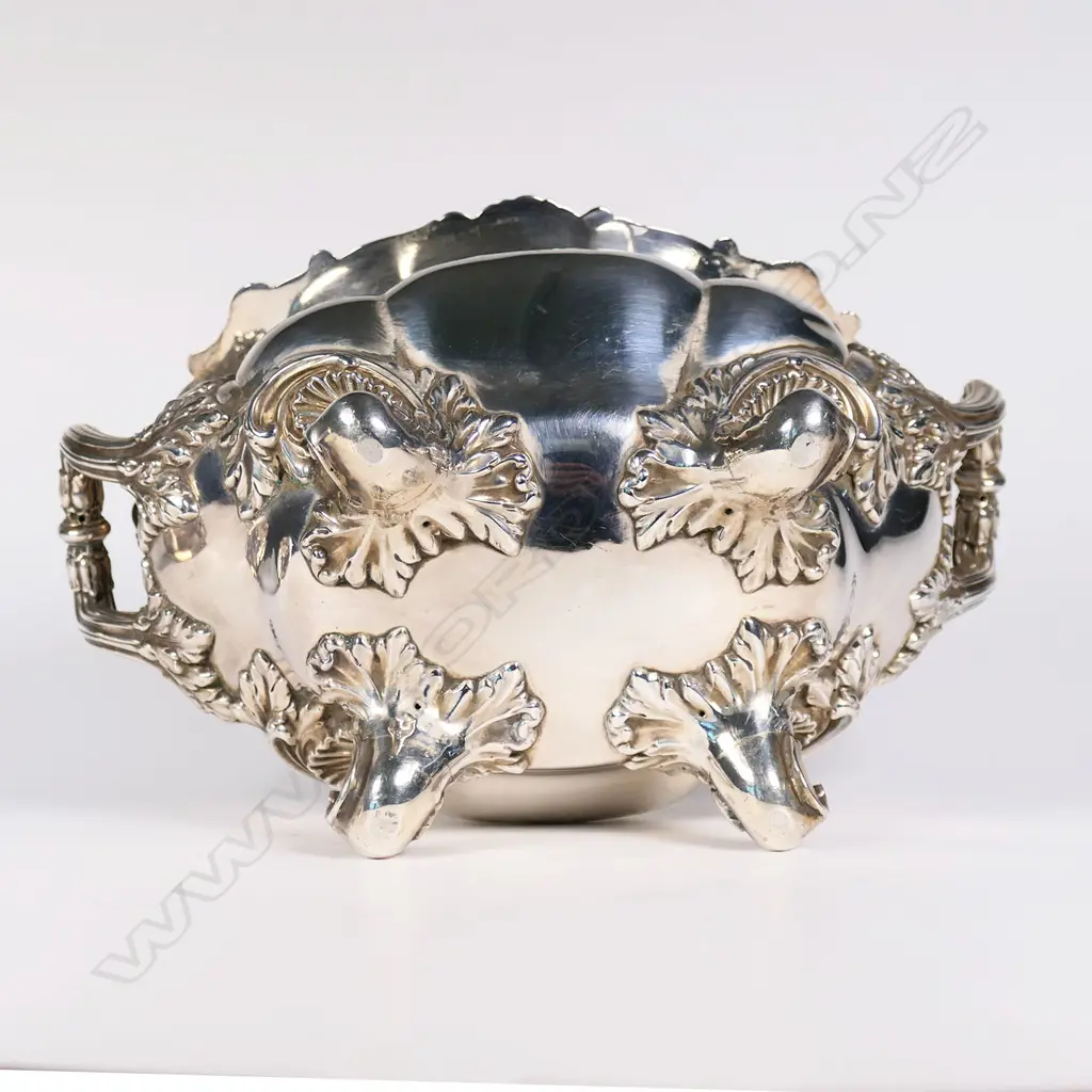 A William IV silver small lidded tureen, Image 1++