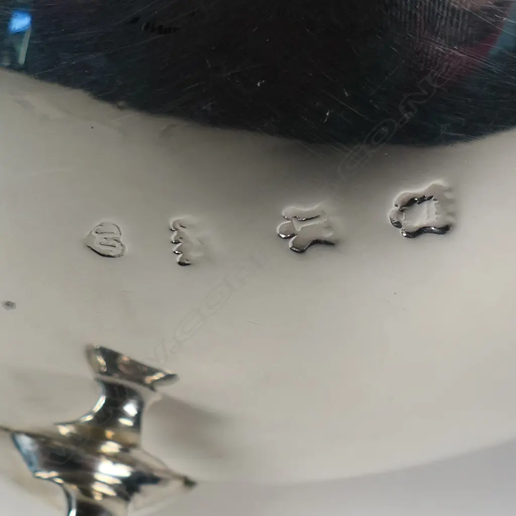 A George II quality silver fat bellied sauce boat, Image 1++