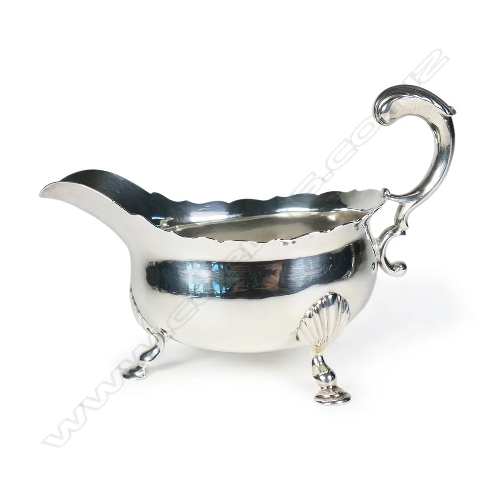 A George II quality silver fat bellied sauce boat, Image 1++