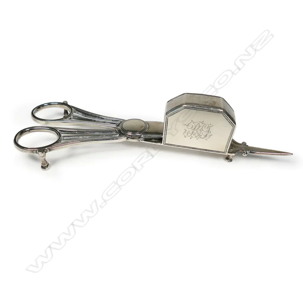 A George III silver candle snuffer, Image 1++