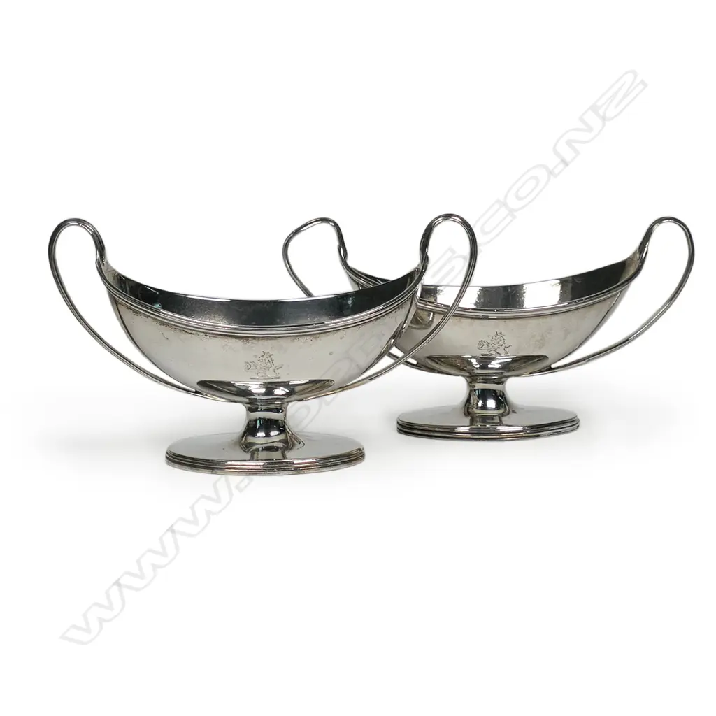 A pair of elegant George III silver salts, Image 1++