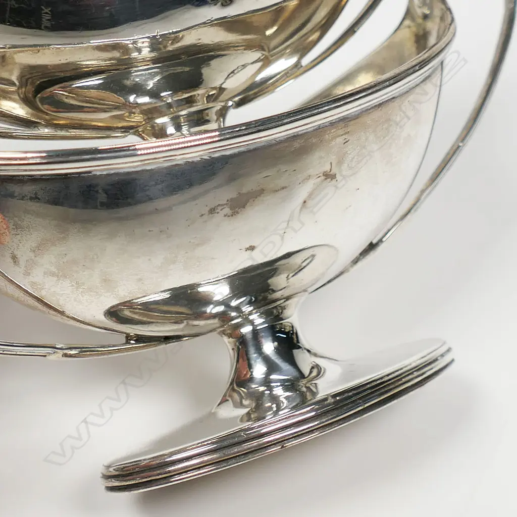 A pair of elegant George III silver salts, Image 1++