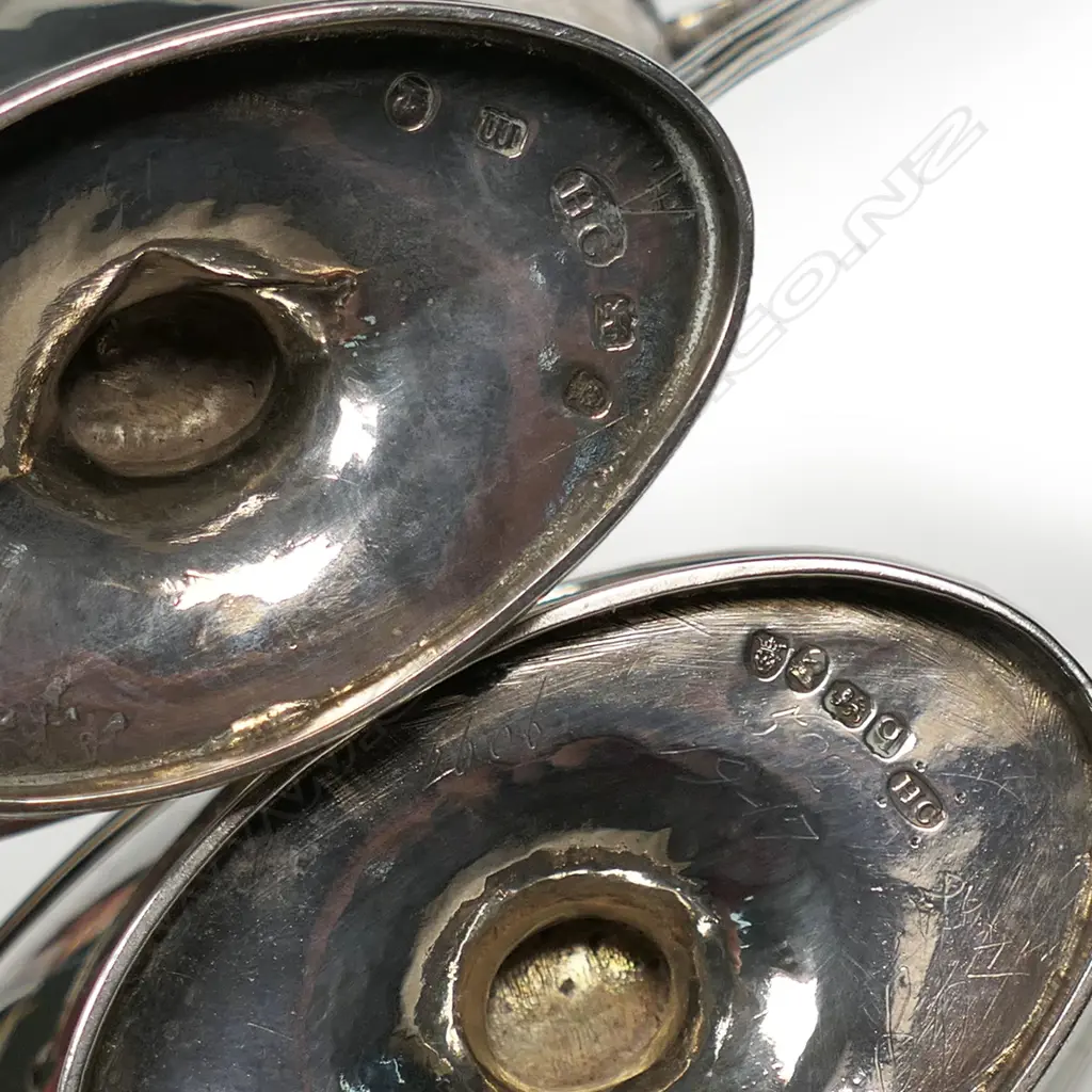 A pair of elegant George III silver salts, Image 1++