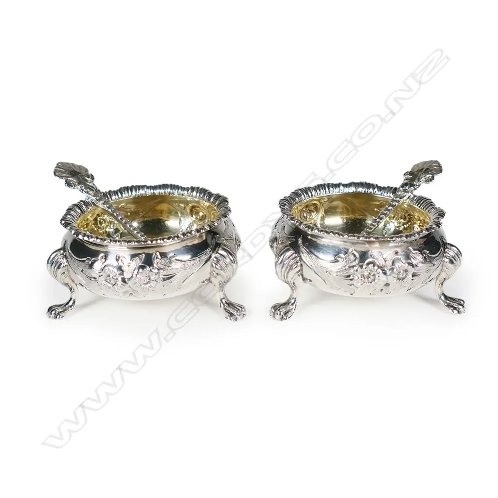 A pair of quality Victorian silver salts with matching spoons, Image 1++