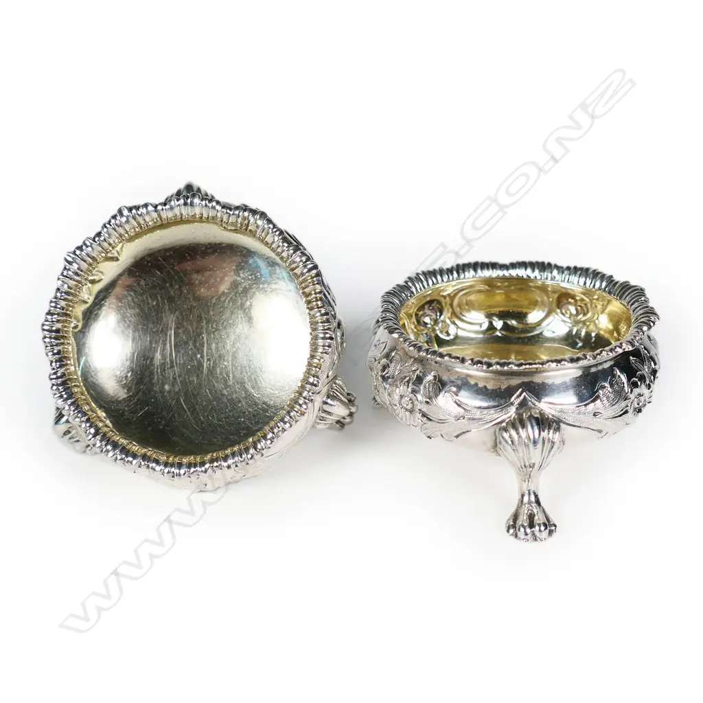 A pair of quality Victorian silver salts with matching spoons, Image 1++