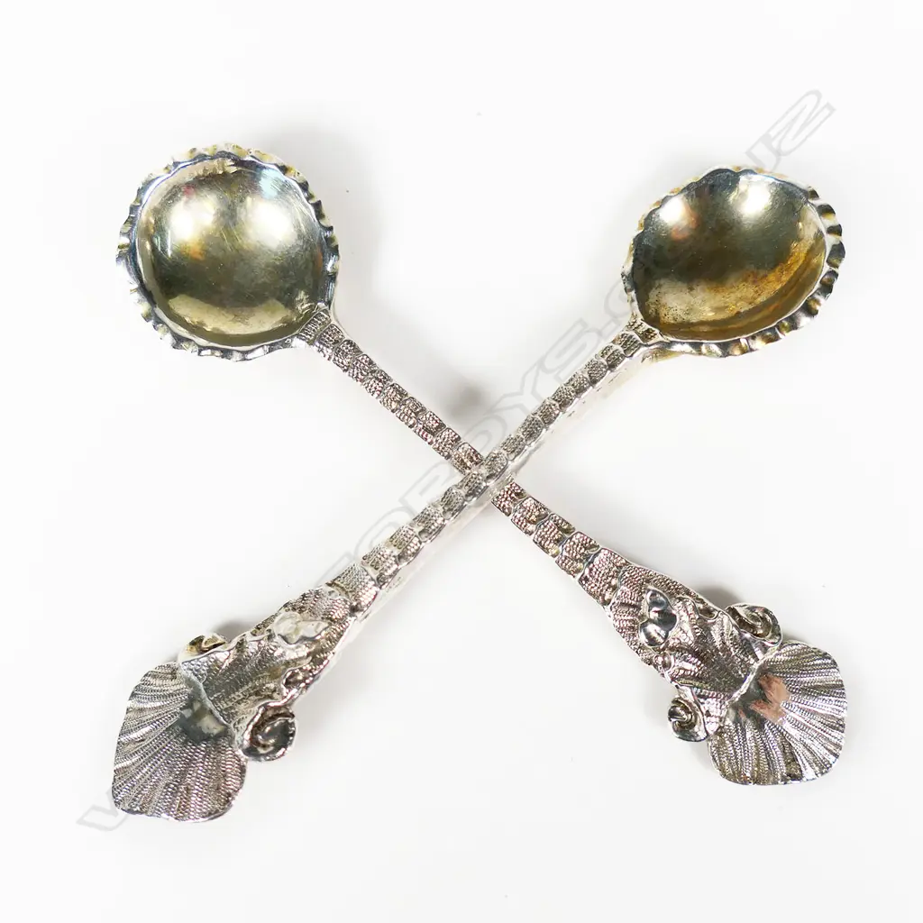 A pair of quality Victorian silver salts with matching spoons, Image 1++