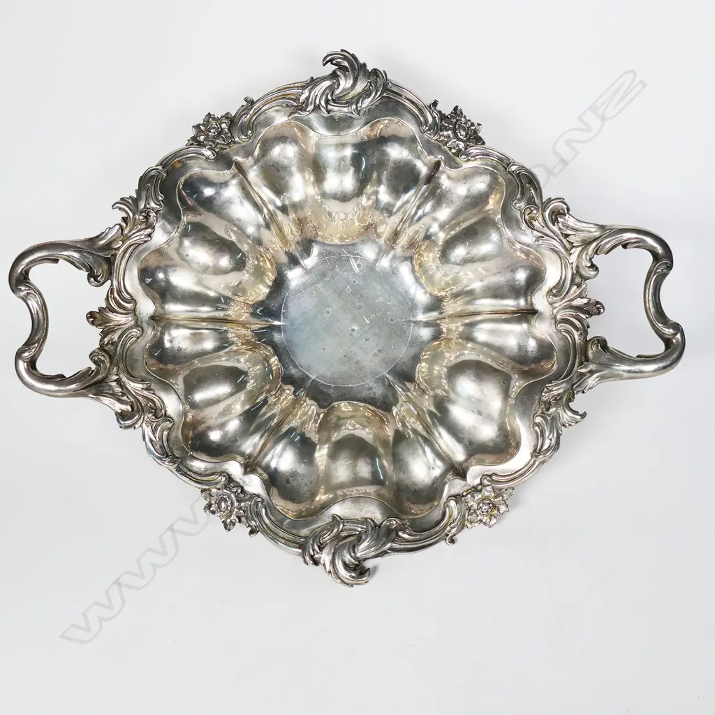 A William IV silver rococo pedestal comport, Image 1++