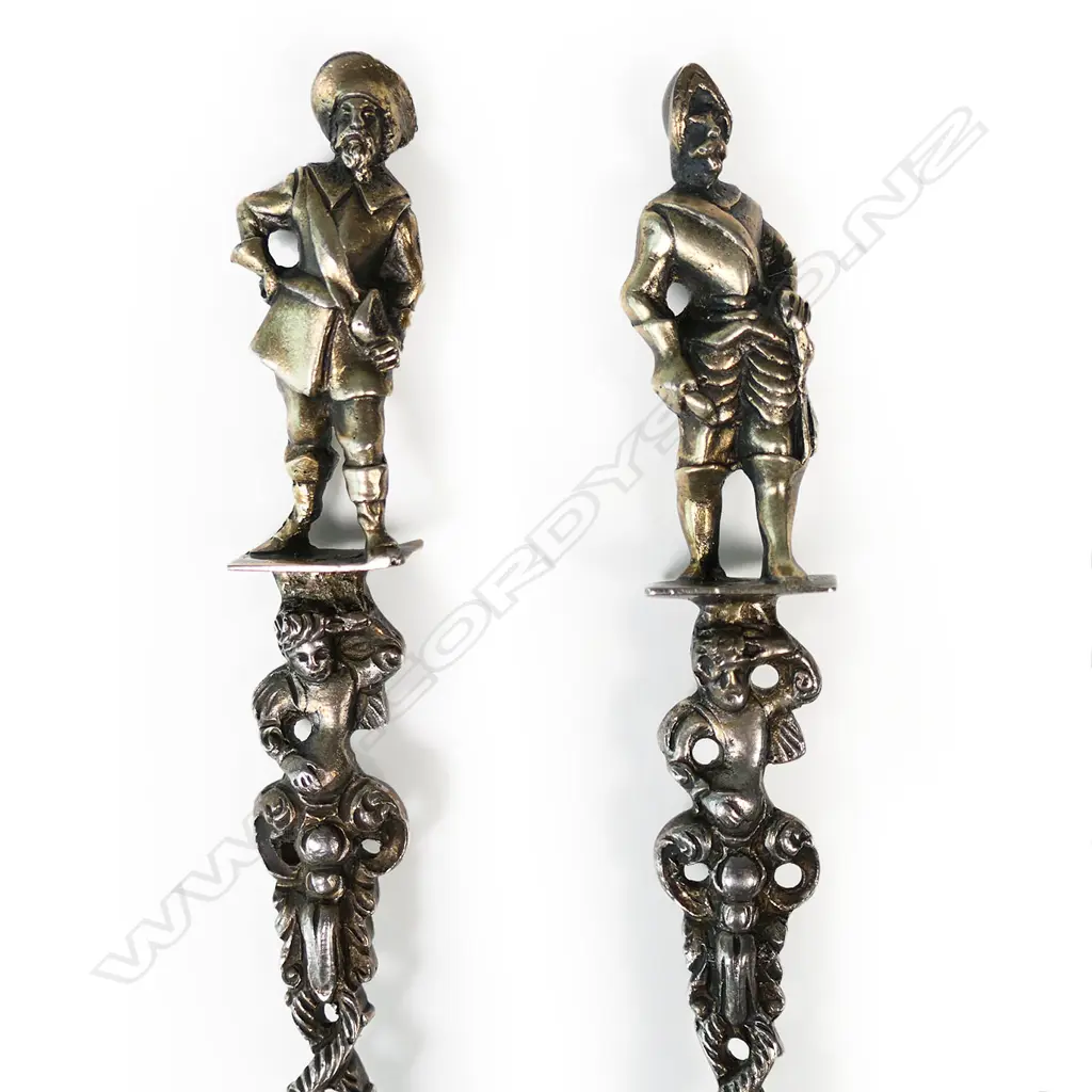 A pair of Victorian quality silver figured berry spoons, Image 1++