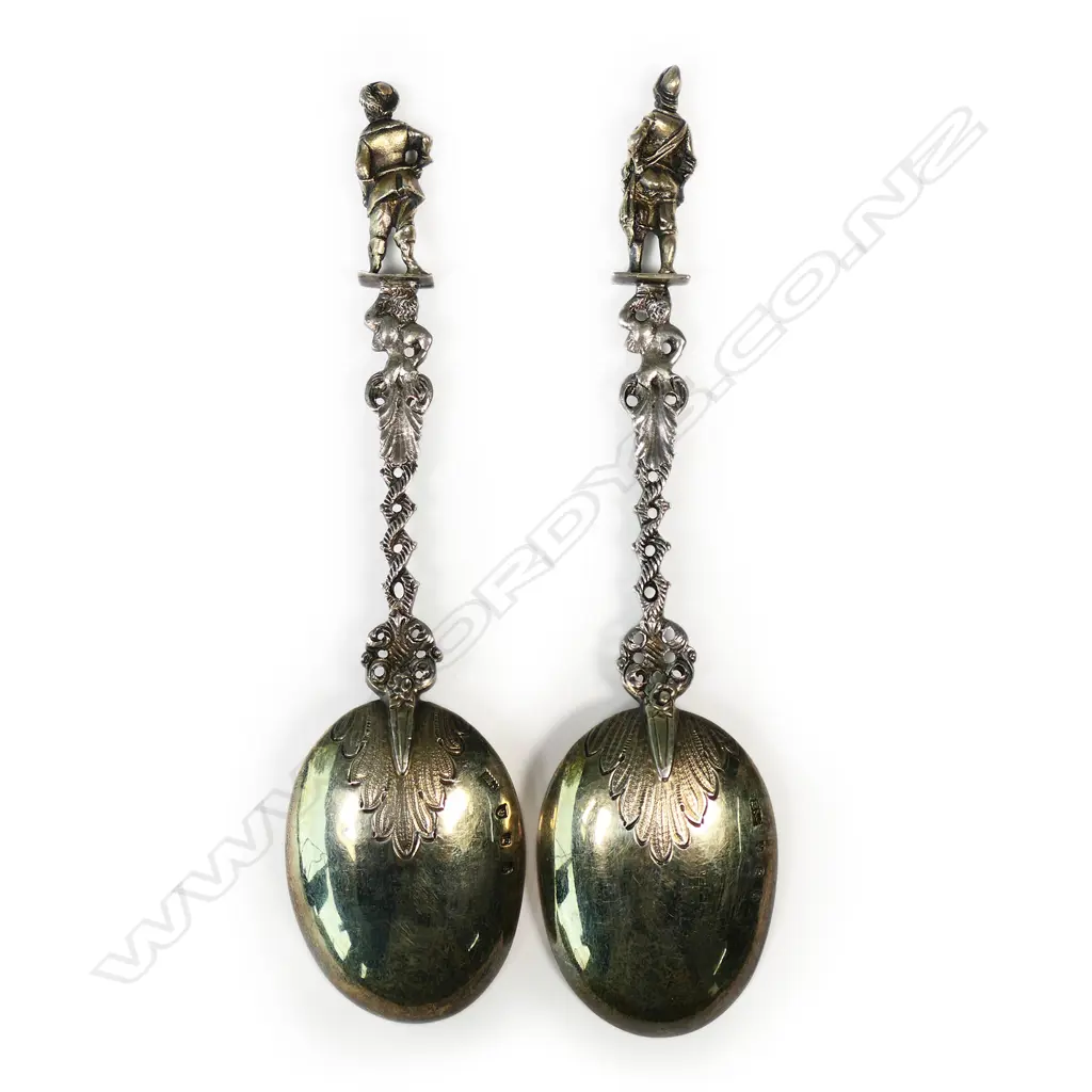 A pair of Victorian quality silver figured berry spoons, Image 1++