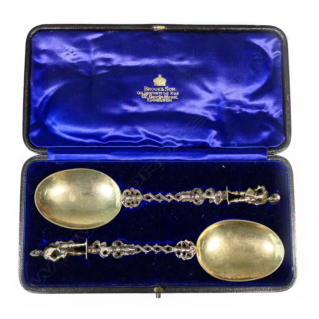 A pair of Victorian quality silver figured berry spoons, Image 1++