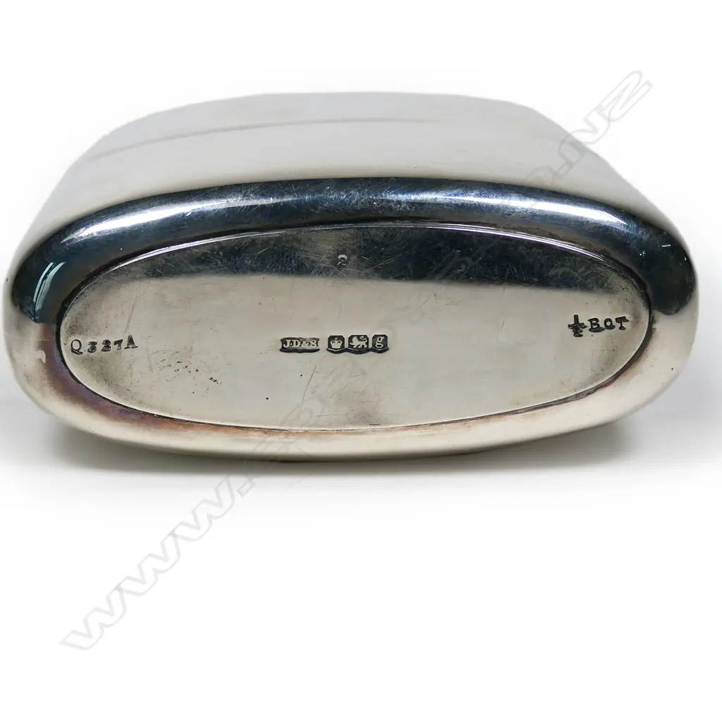 A large silver hip flask, Image 1++