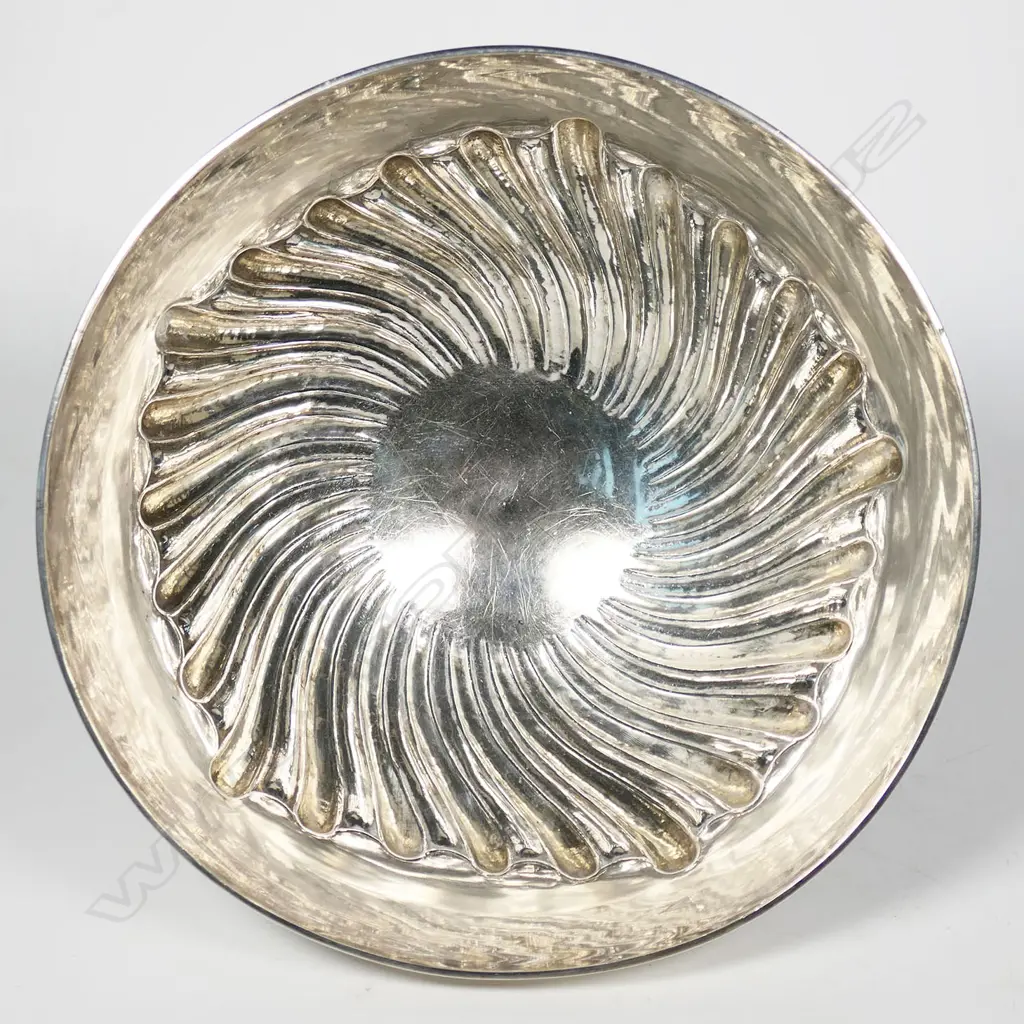 A Victorian silver pedestal rose bowl, Image 1++