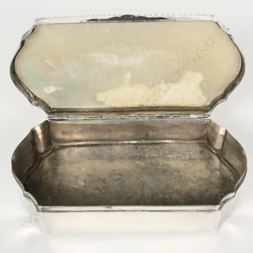 A c.1900 European silver and mother of pearl trinket box, Image 1++