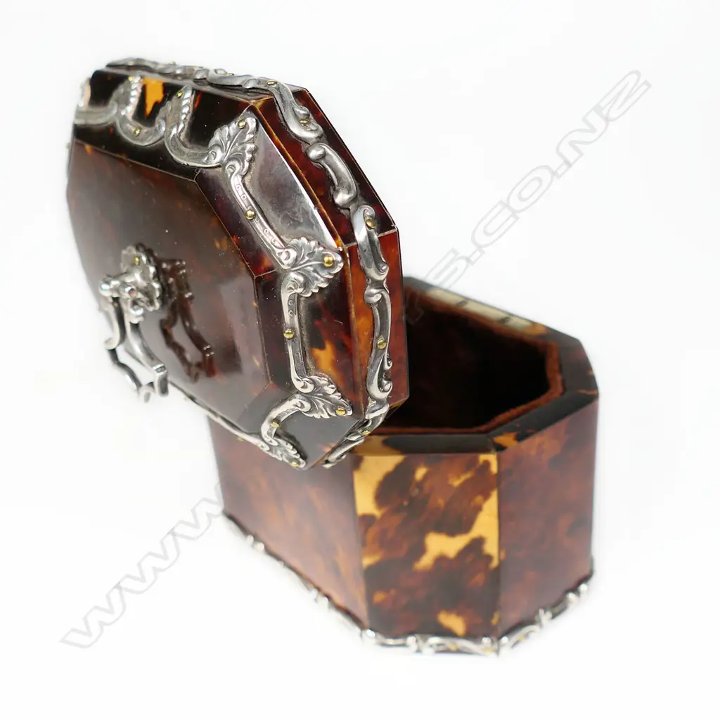 An Edwardian silver mounted tortoiseshell jewellery box, Image 1++