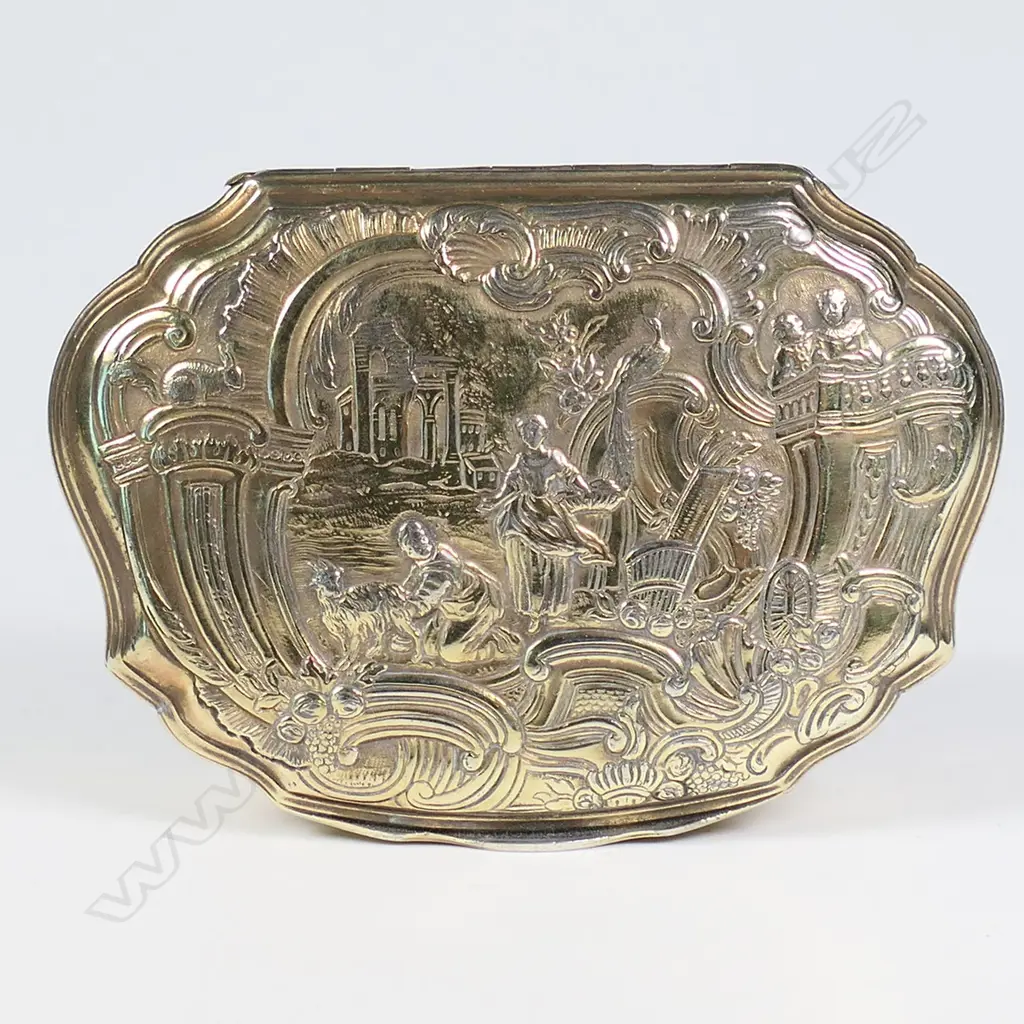 An 18thc French gilded silver decorative snuff box, Image 1++