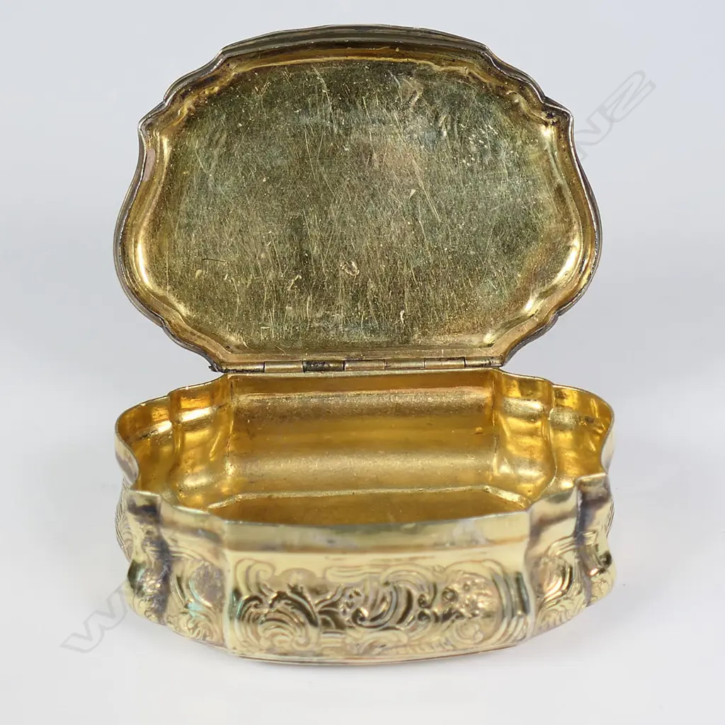 An 18thc French gilded silver decorative snuff box, Image 1++