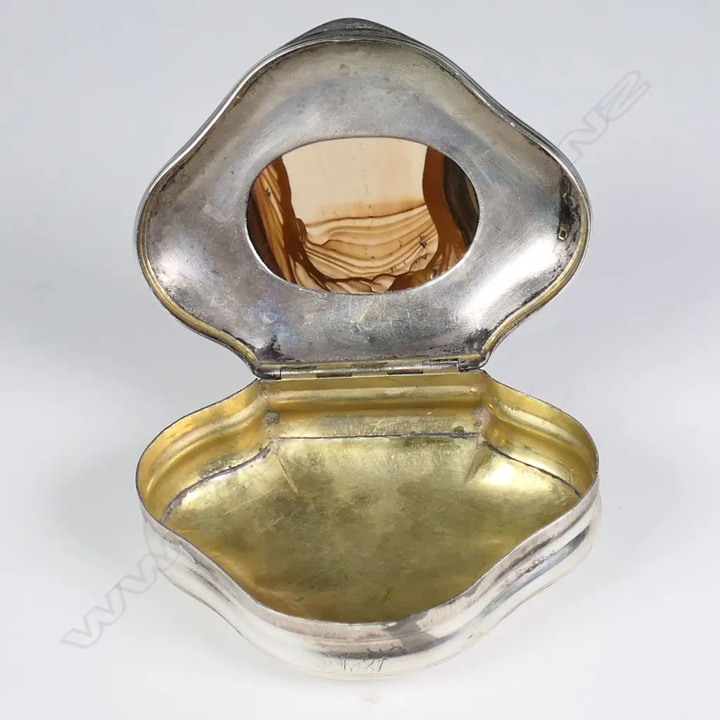 An 18thC silver and hardstone snuff box, Image 1++