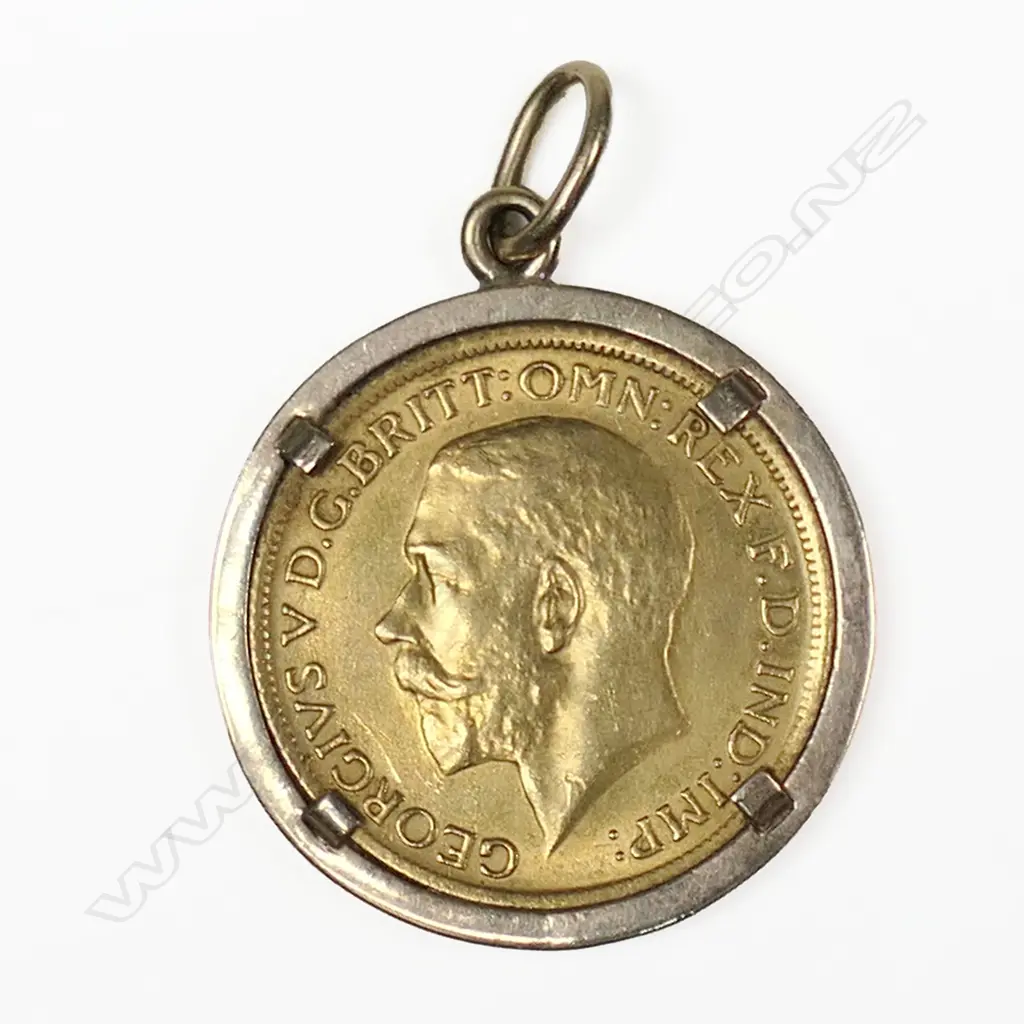 A 1918 gold full sovereign in gold claw mount, Image 1++