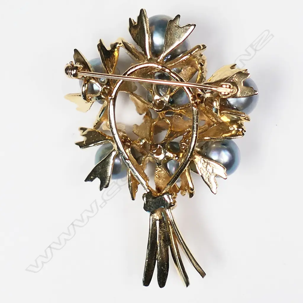 A 14ct gold and pearl brooch, Image 1++