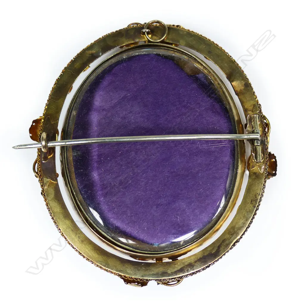 A 19thC 15ct gilded gold framed shell cameo brooch, Image 1++