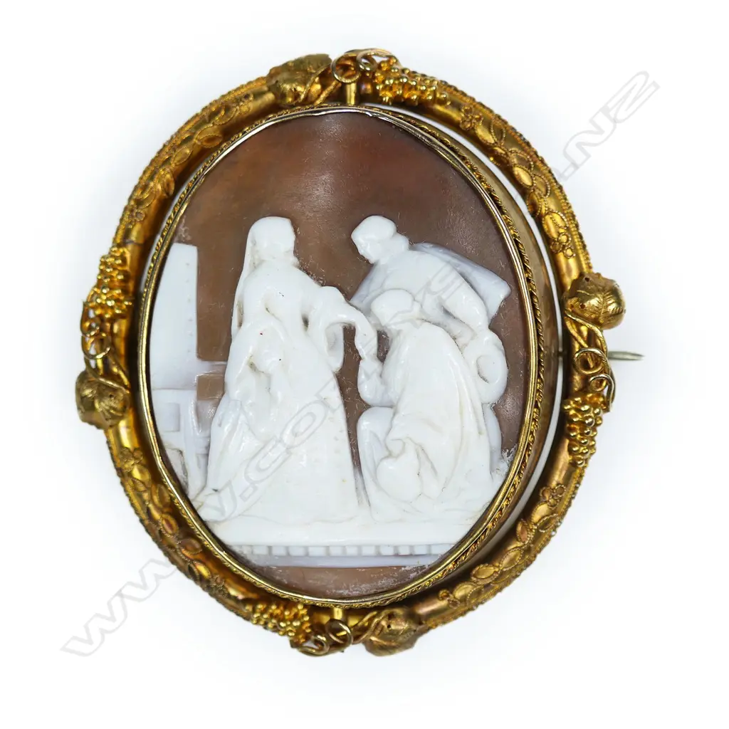A 19thC 15ct gilded gold framed shell cameo brooch, Image 1++