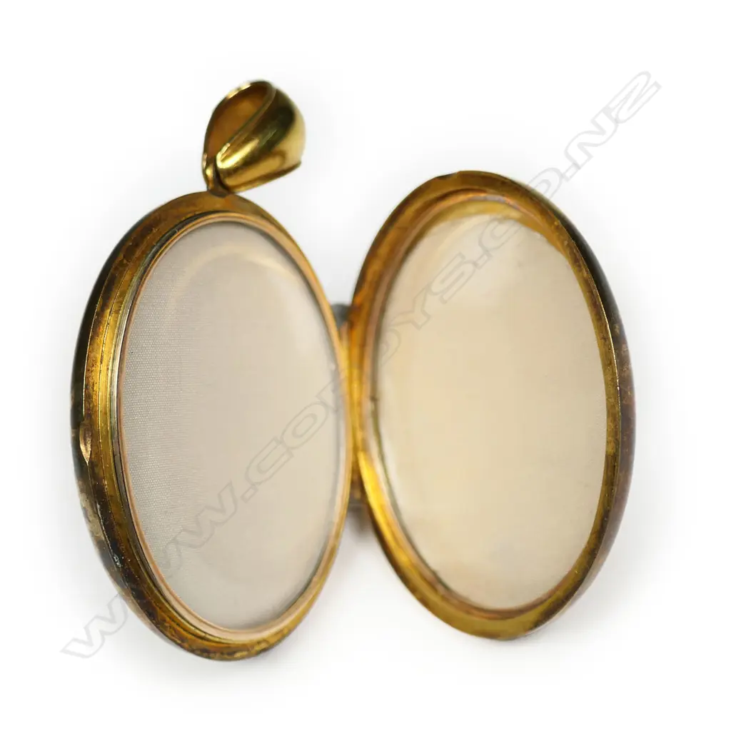 An impressive late 19thC 15ct and diamond set locket, Image 1++