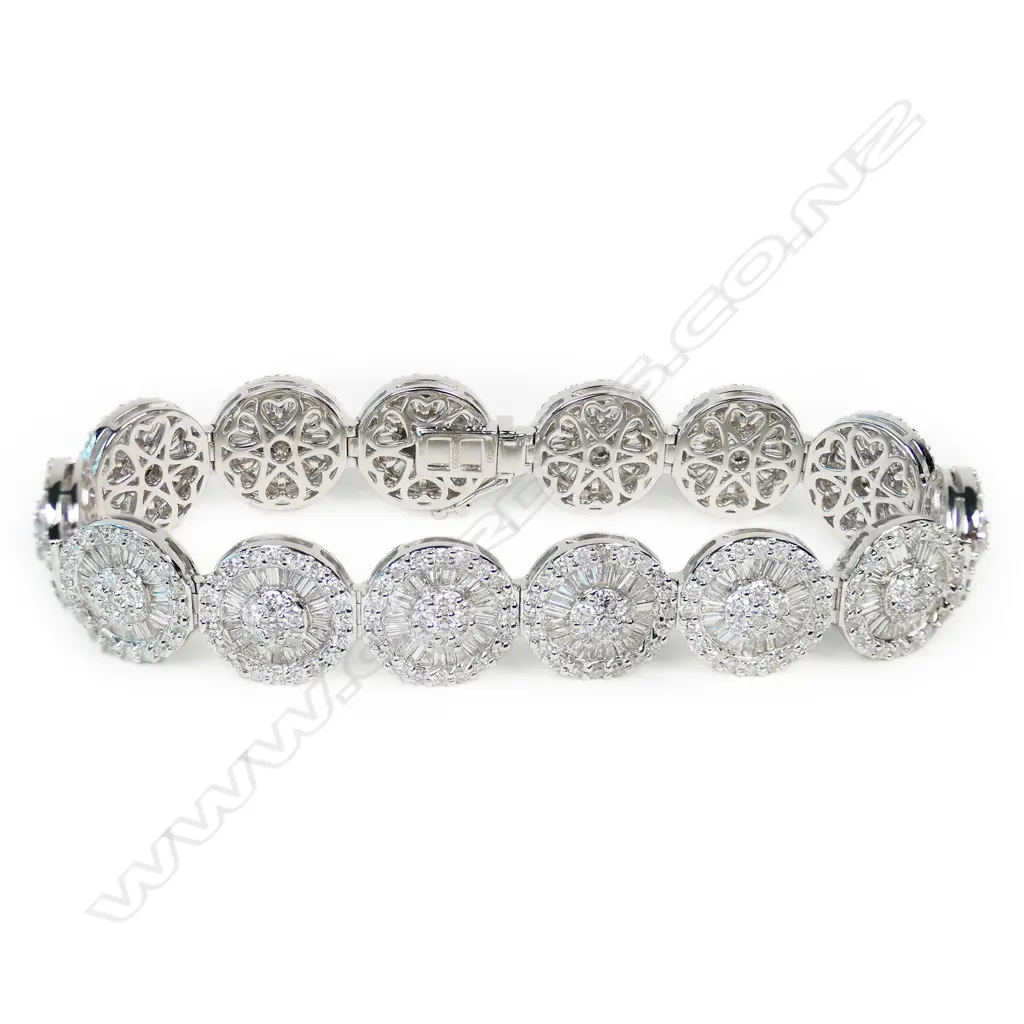 An impressive 18ct white gold and 14 diamond cluster bracelet, Image 1++