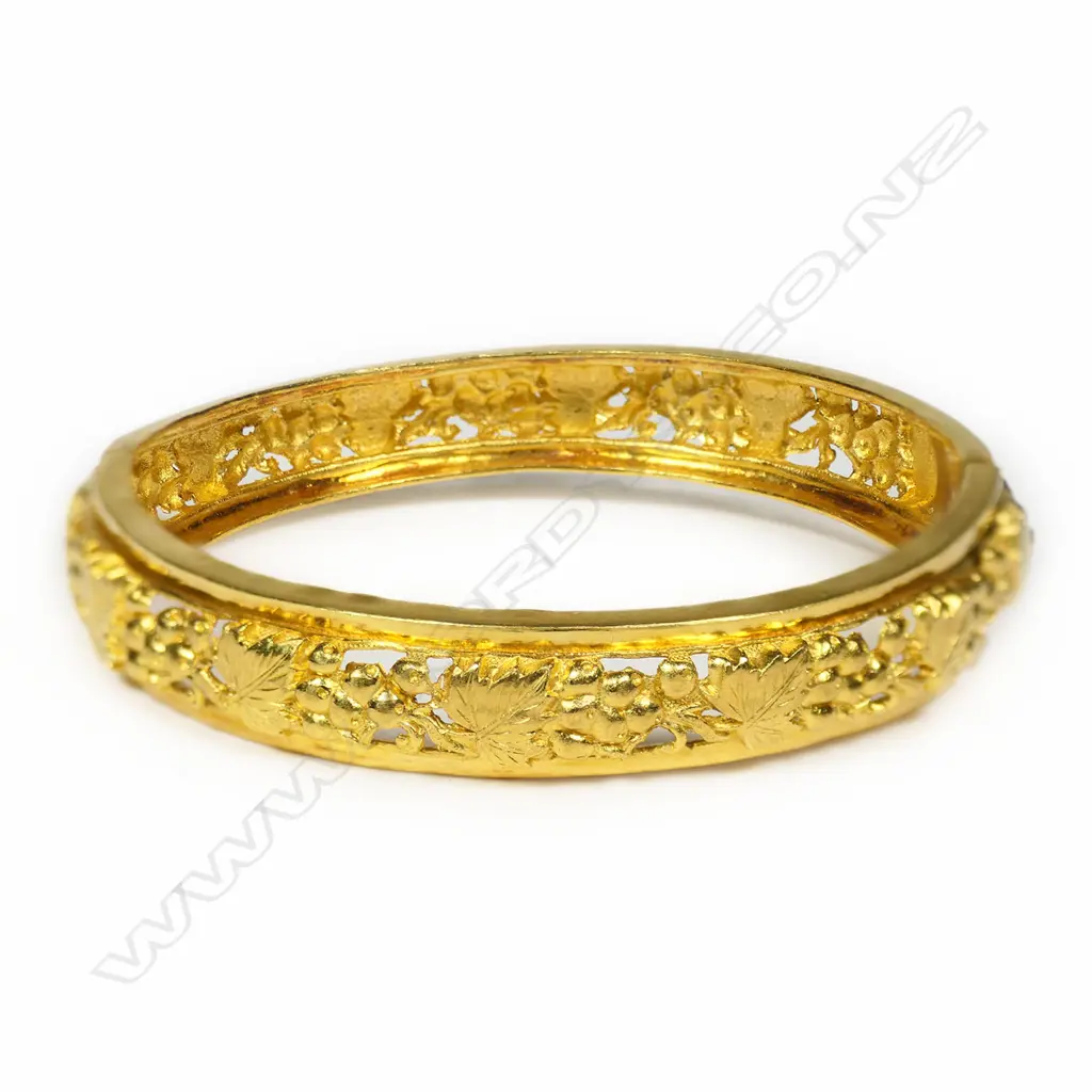 A 22ct yellow gold hinged bangle, Image 1++