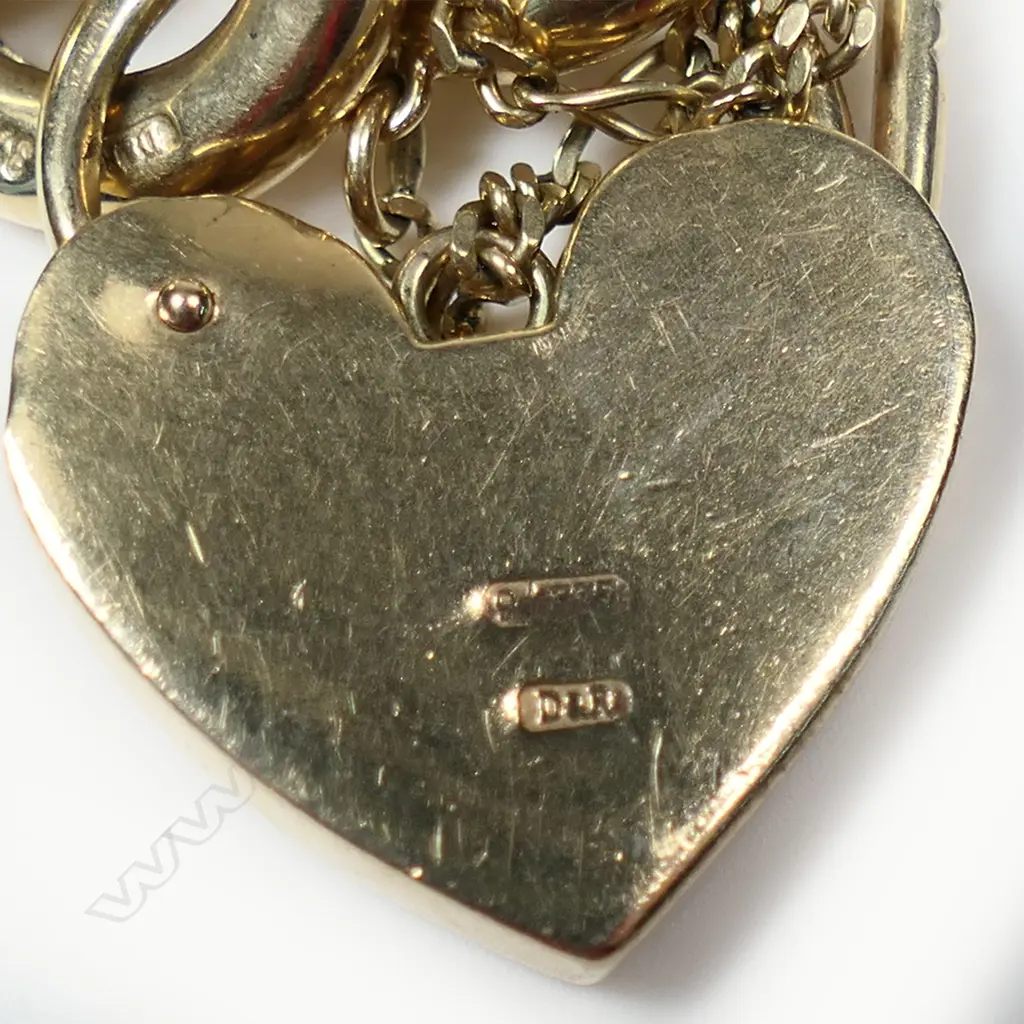 An impressive 9ct yellow gold large curb link bracelet, Image 1++