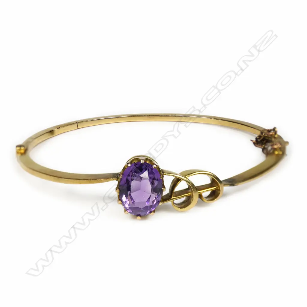 A c.1900 15ct yellow gold and amethyst hinged bangle, Image 1++