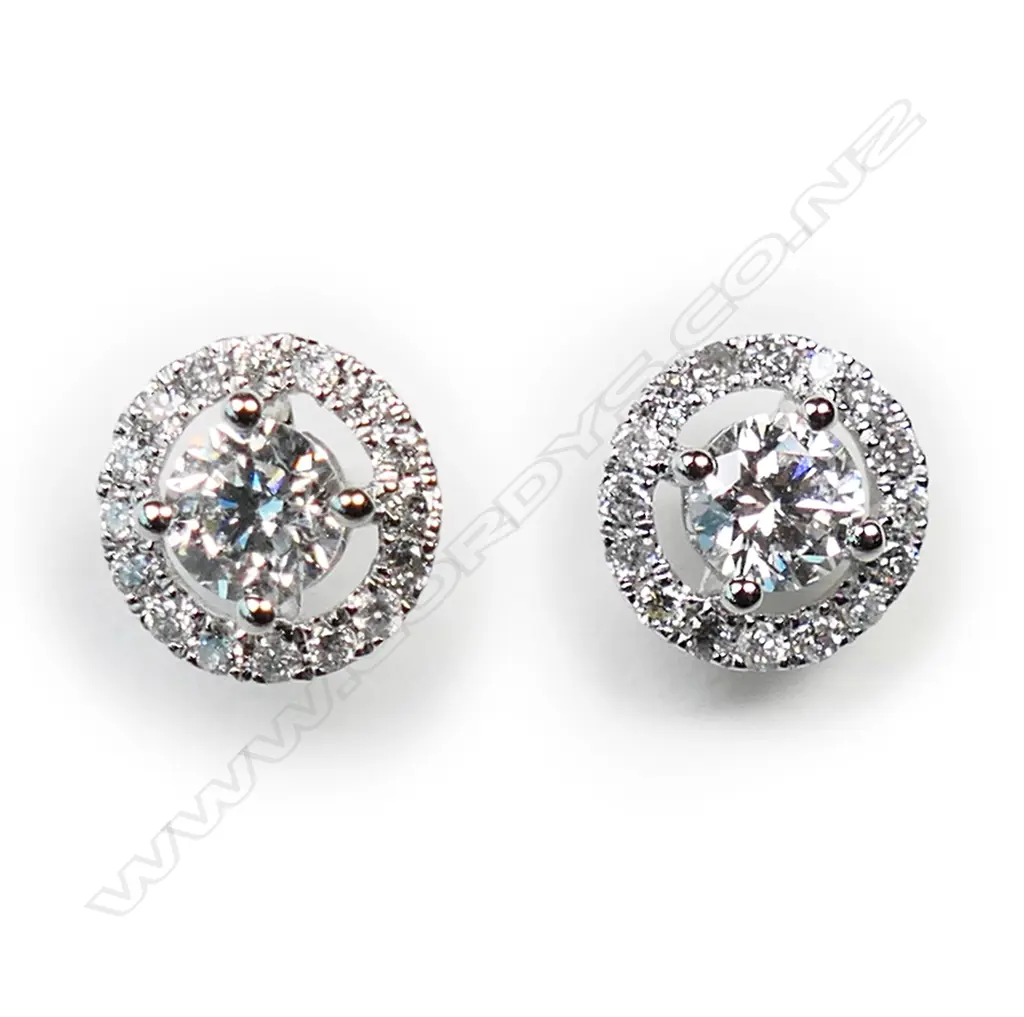 A pair of 18ct diamond stud earrings, Image 1++