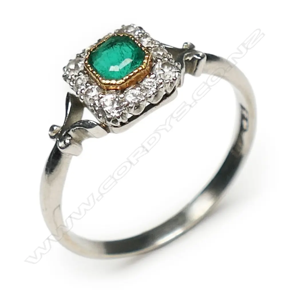 An early 20thC platinum emerald & diamond ring, Image 1++