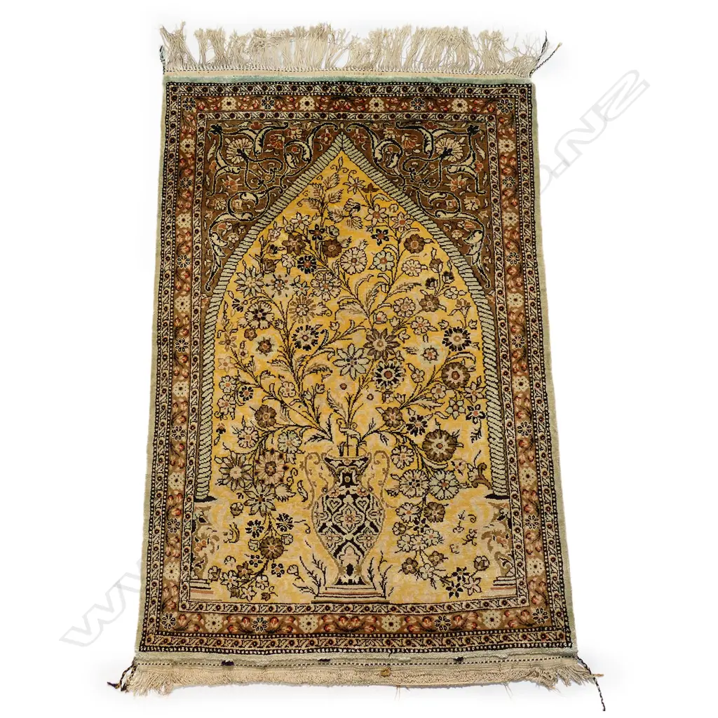 A fine hand knotted silk prayer rug, Image 1++
