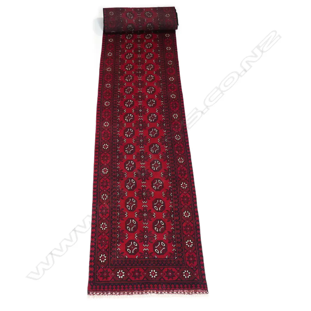 A fine hand-knotted Turkoman runner, Image 1++