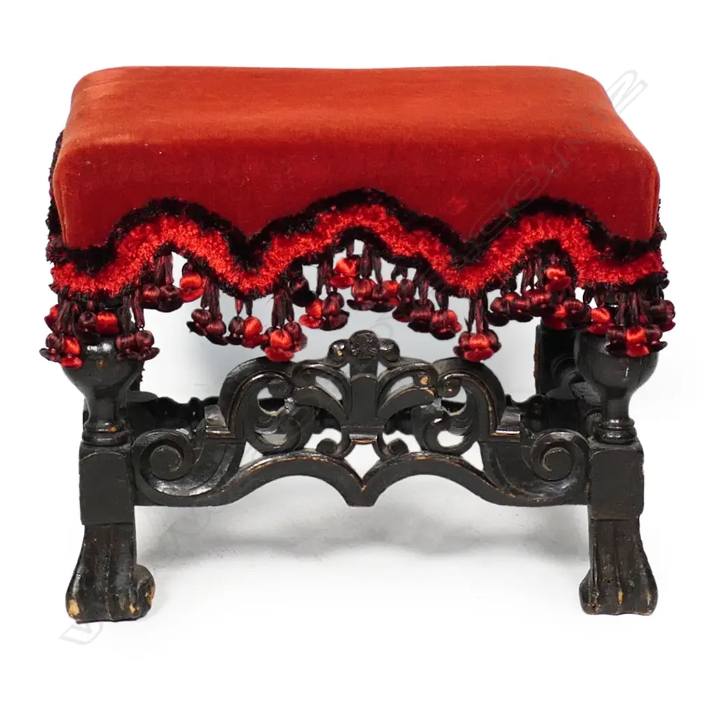 A Charles II oak footstool, Image 1++