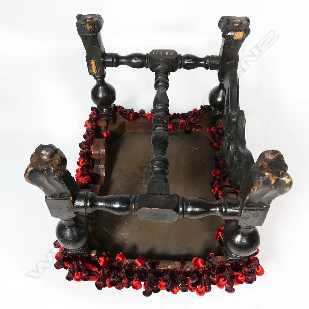 A Charles II oak footstool, Image 1++