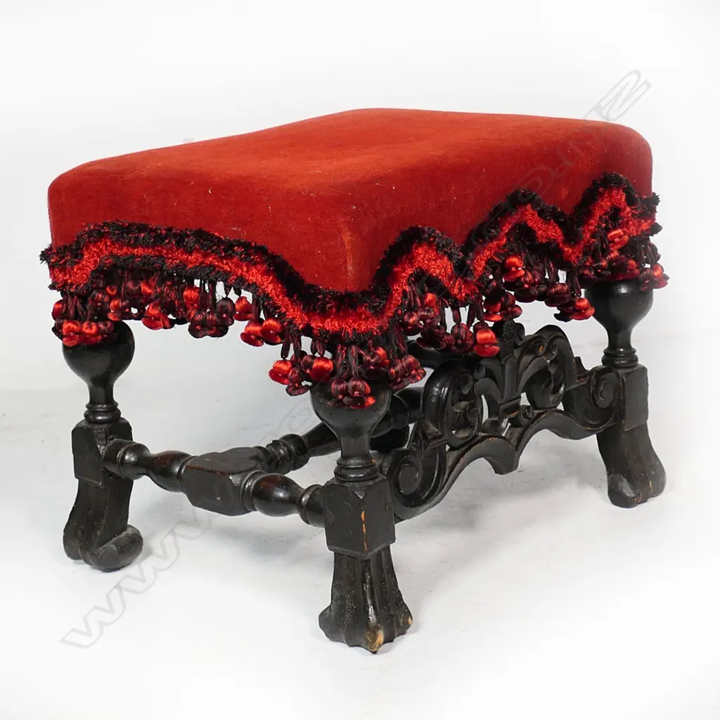 A Charles II oak footstool, Image 1++