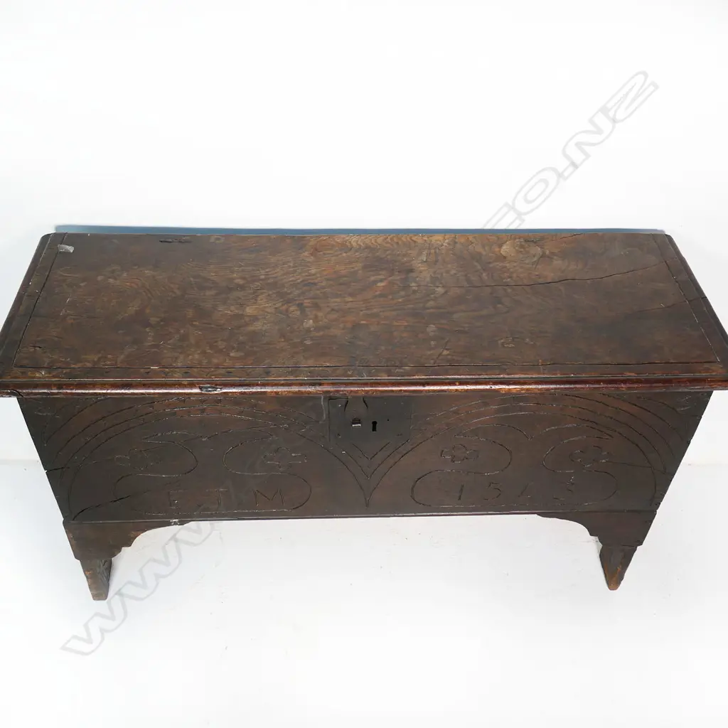 A 17thC oak coffer, Image 1++